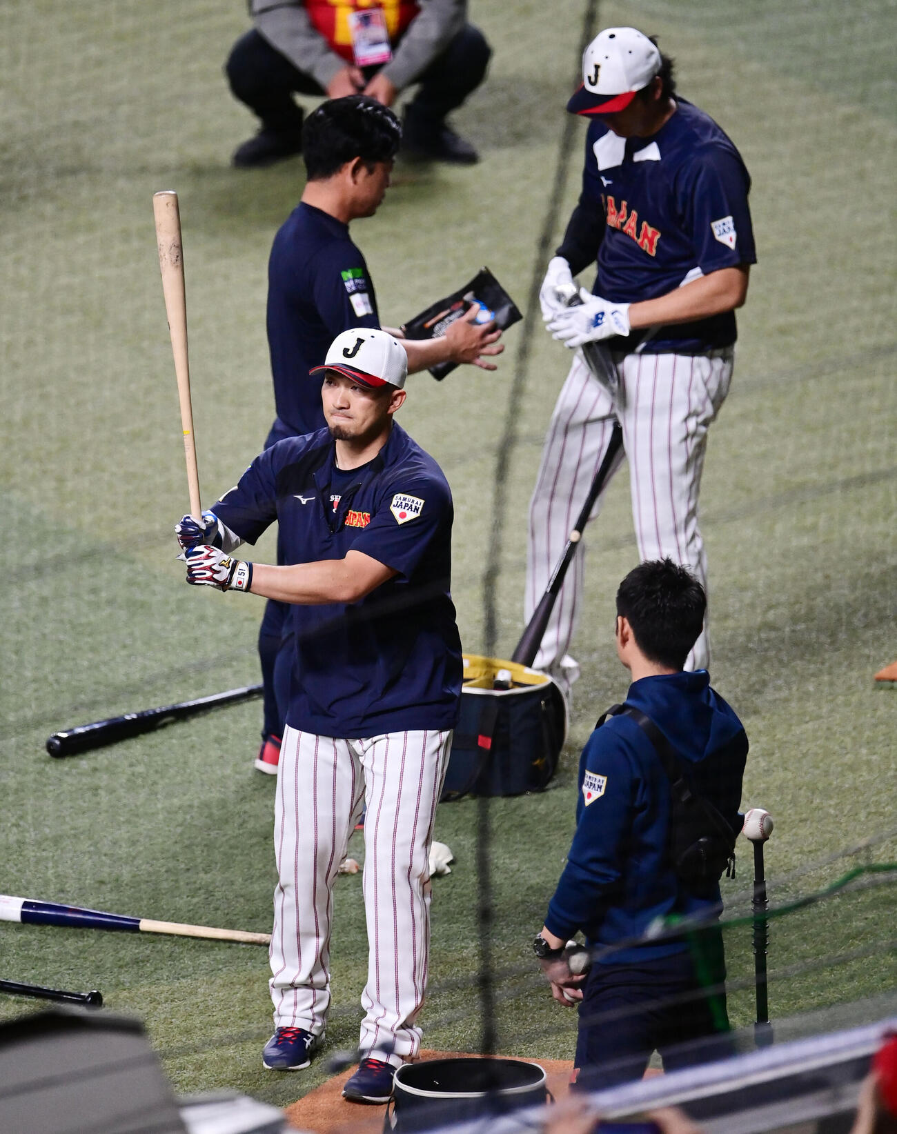 日本対中日　試合前、鈴木（左）は打撃練習を行う（撮影・森本幸一）