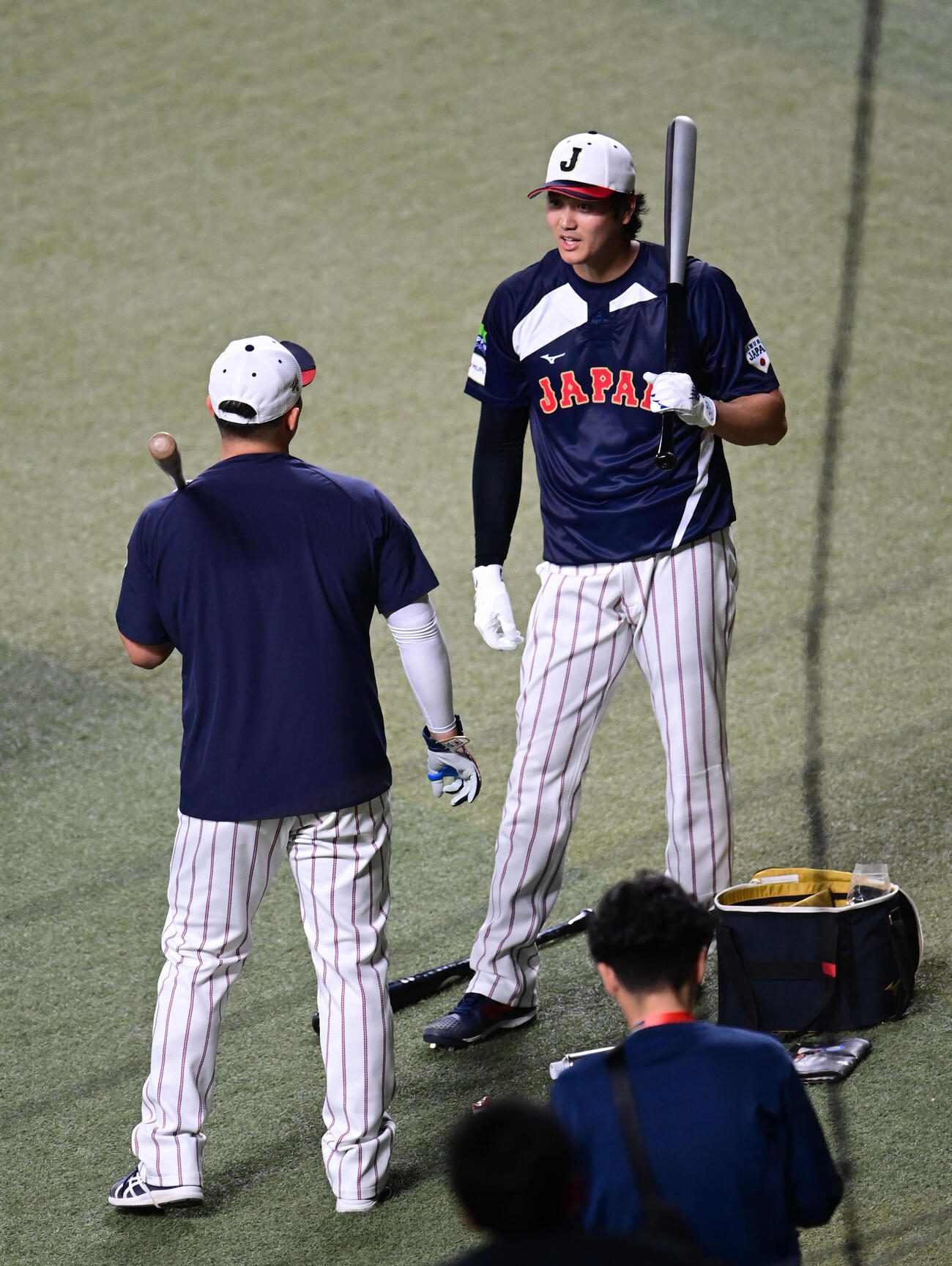 日本対中日　試合前、大谷（右）は打撃練習を行う（撮影・森本幸一）