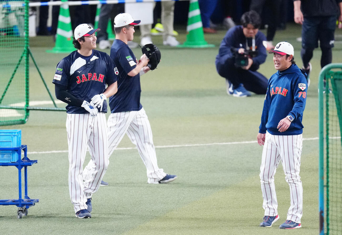 日本対中日　試合前、フリー打撃を終えた大谷（左）は打撃投手を務めた亀井コーチと笑顔で談笑する（撮影・垰建太）