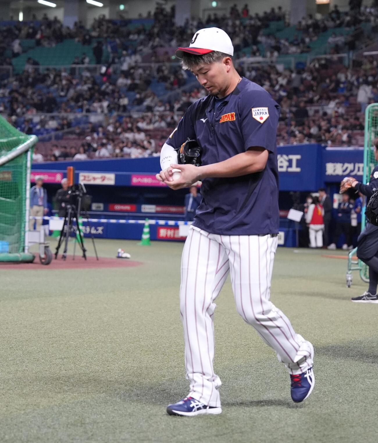 日本対中日　グラウンド入りした鈴木（撮影・井上学）