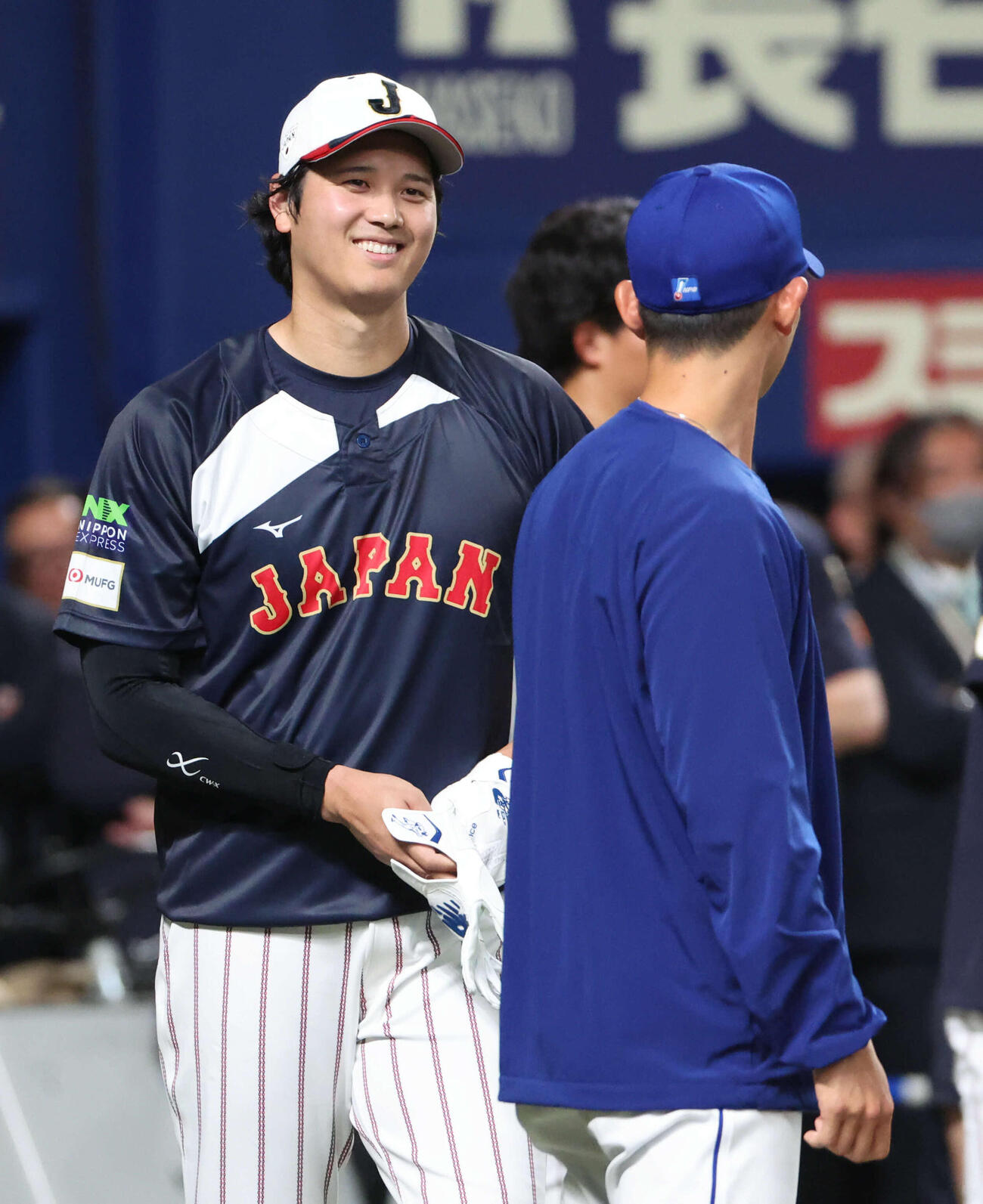 日本対中日　試合前、中日大野コーチと話す大谷（撮影・西尾就之）