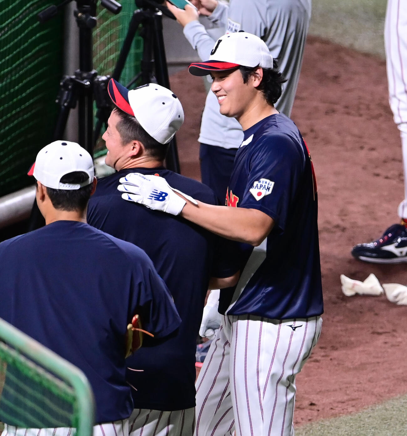 日本対中日　試合前、大谷（右）は牧と言葉を交わす（撮影・森本幸一）