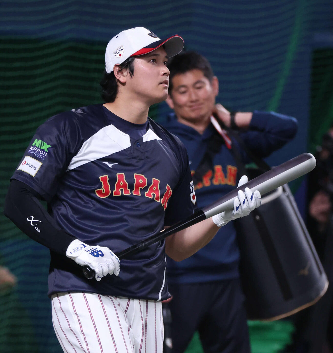日本対中日　試合前、ツートンカラーのバットを使う大谷（撮影・西尾就之）