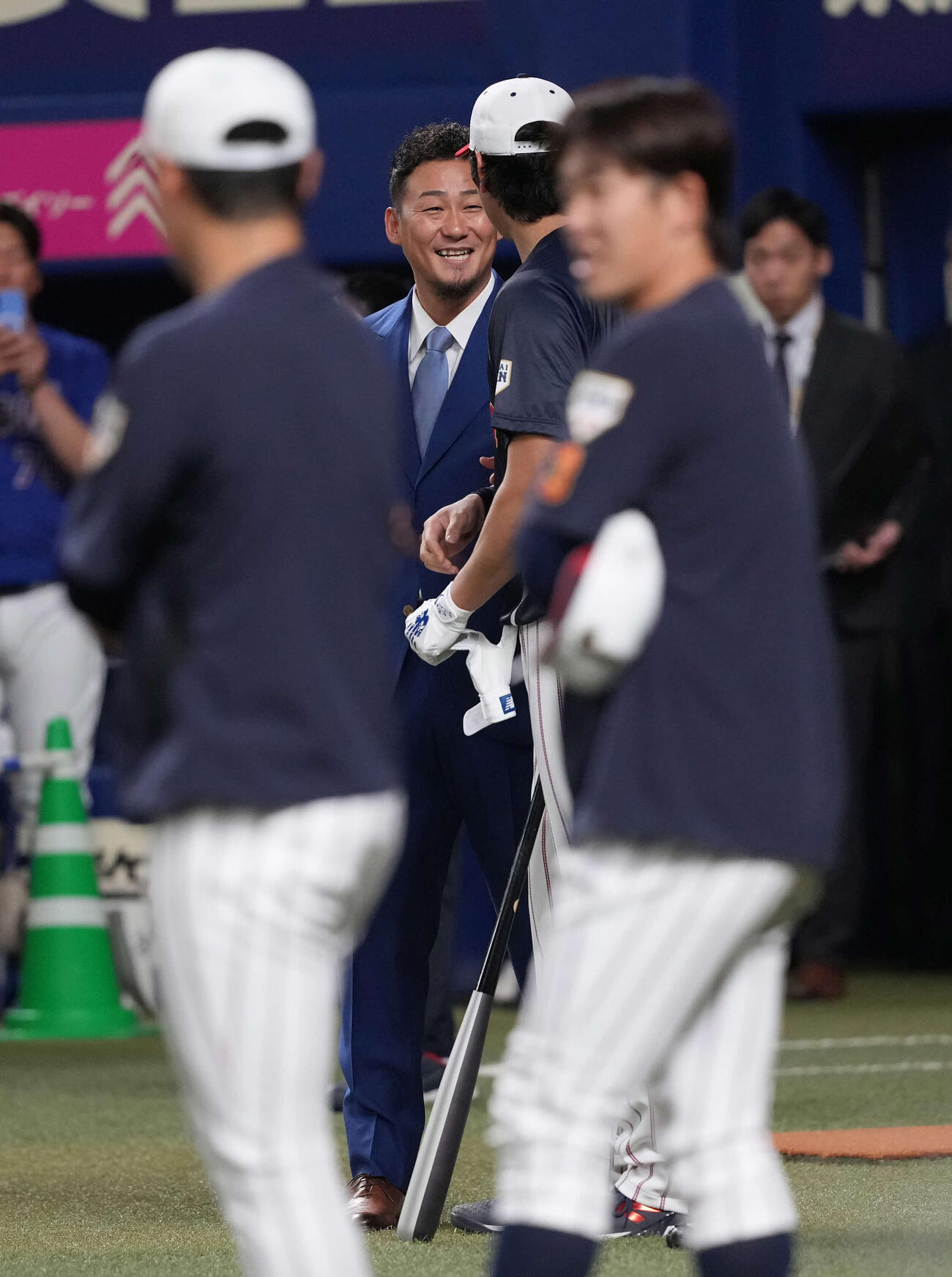 日本対中日　大谷（手前）にあいさつする中田翔氏（撮影・井上学））