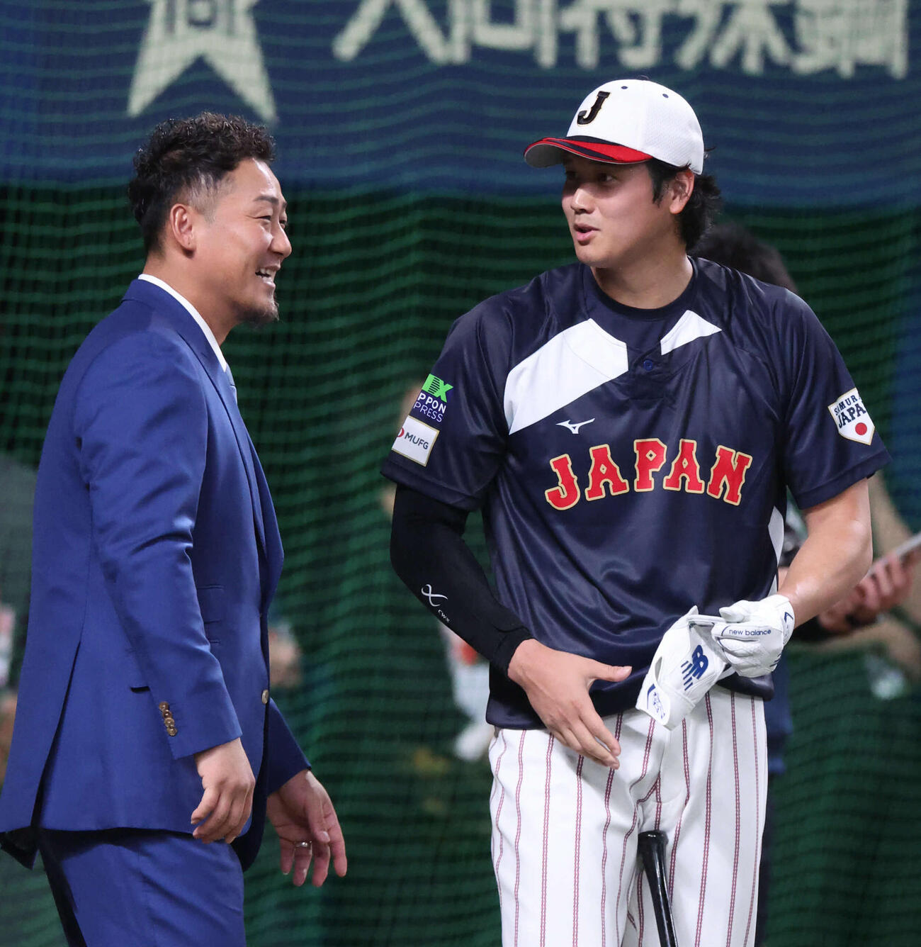 日本対中日　試合前、中田翔氏と話す大谷（撮影・西尾就之）