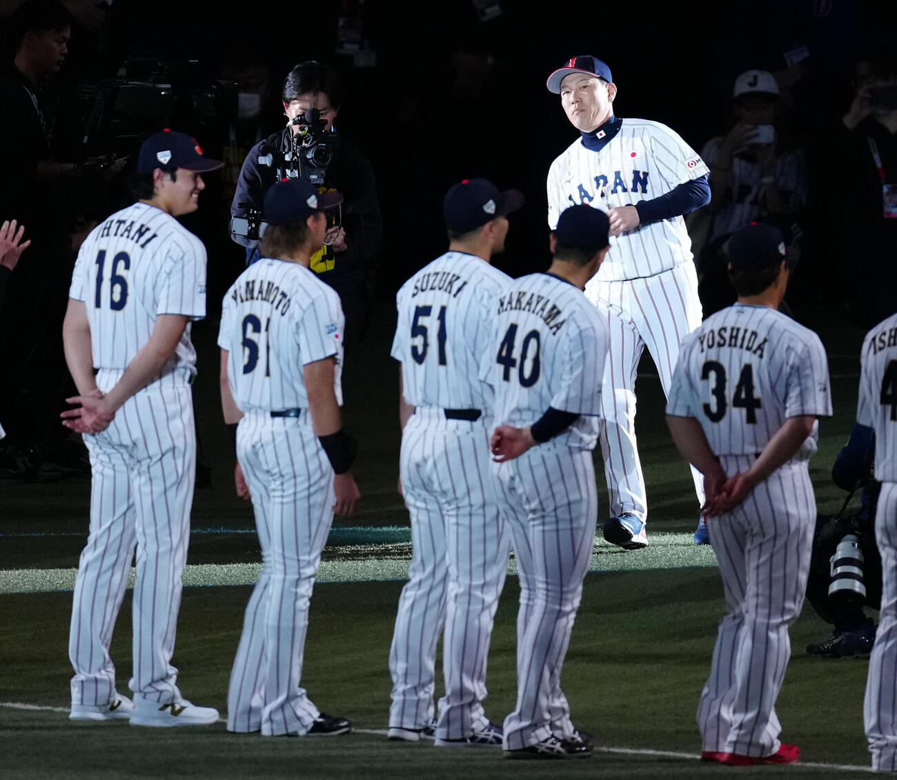 日本対中日　試合前、選手紹介で登場する井端監督（撮影・垰建太）
