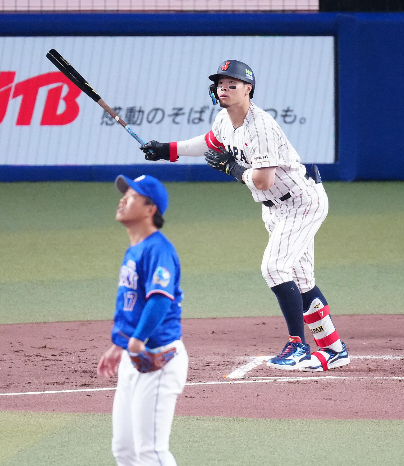 日本対中日　1回裏日本1死一、二塁、先制の3点本塁打を放つ佐藤。投手柳（撮影・垰建太）