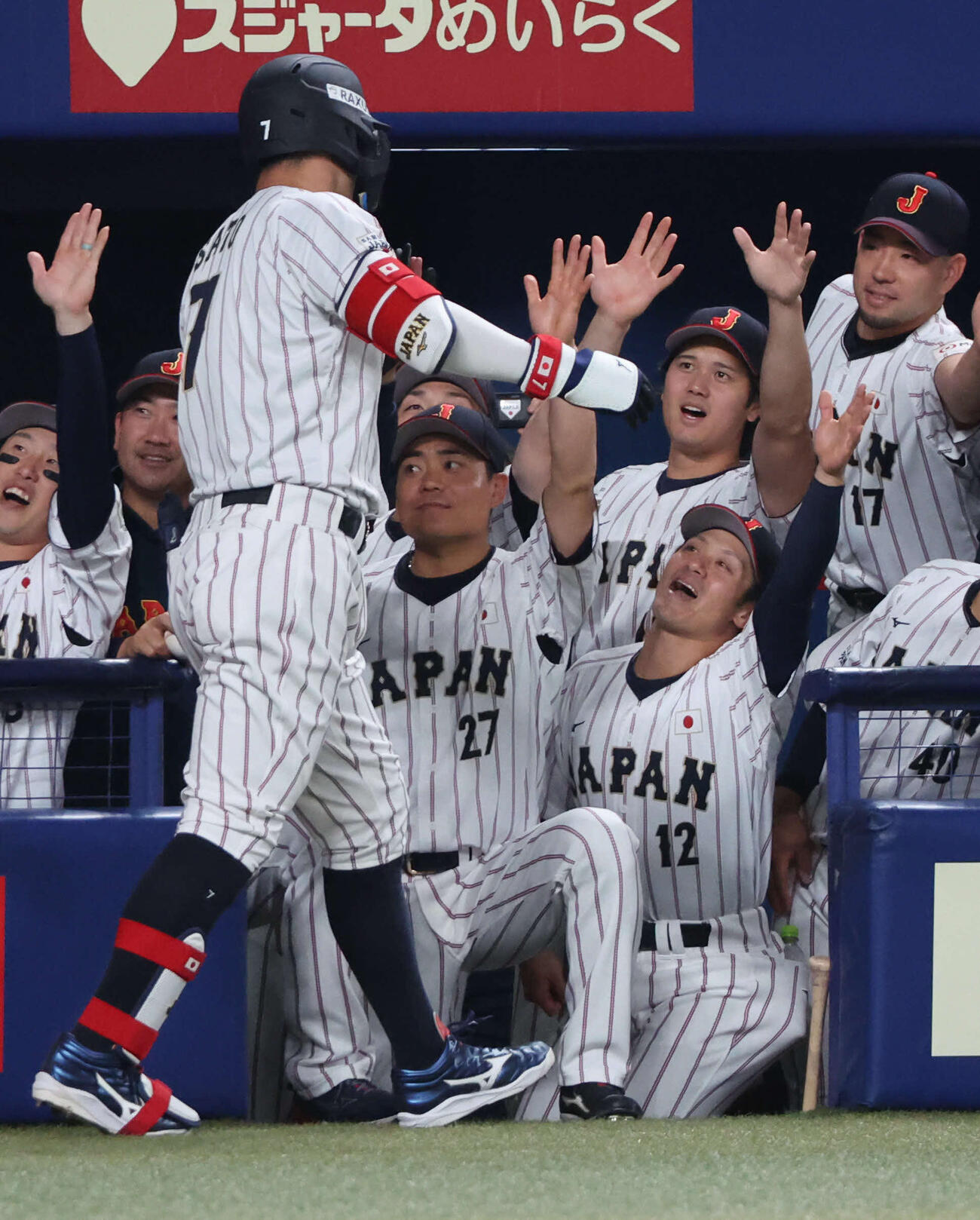 日本対中日　1回裏日本1死一、二塁、本塁打を放った佐藤をベンチで迎える大谷（撮影・西尾就之）