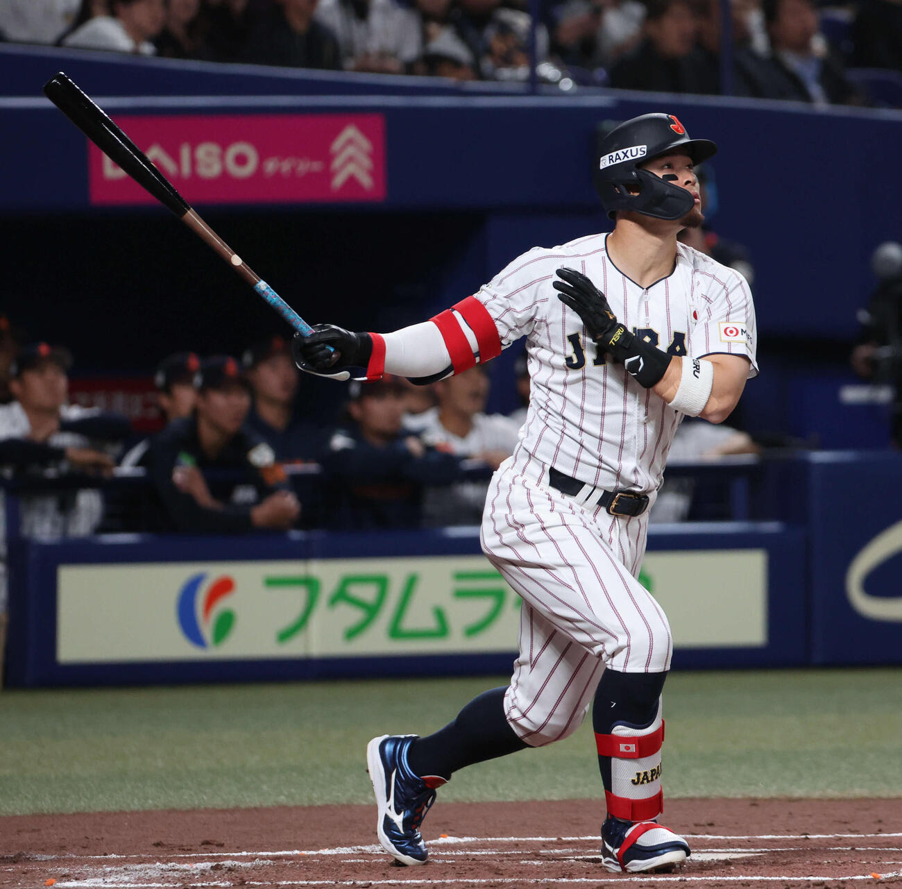 日本対中日　1回裏日本1死一、二塁、佐藤は右越え本塁打を放つ（撮影・西尾就之）