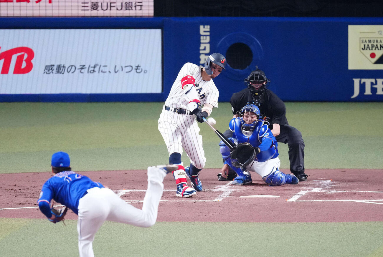 日本対中日　1回裏日本1死一、二塁、先制の3点本塁打を放つ佐藤。投手柳（撮影・垰建太）