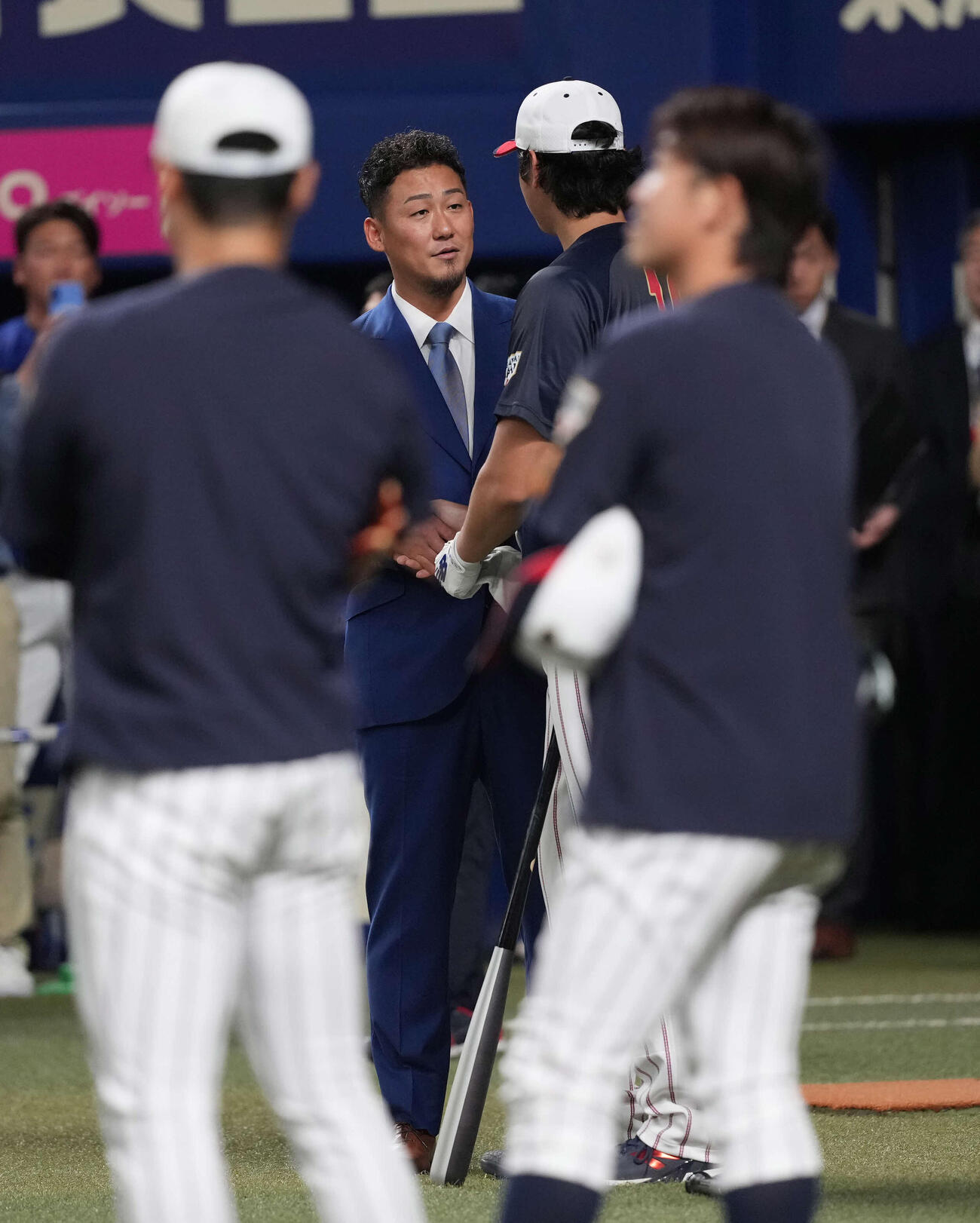 日本対中日　大谷（手前）にあいさつする中田翔氏（撮影・井上学））