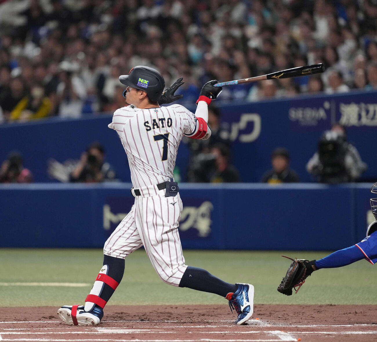 日本対中日　1回裏日本1死一、二塁、3点本塁打を放つ佐藤（撮影・井上学）
