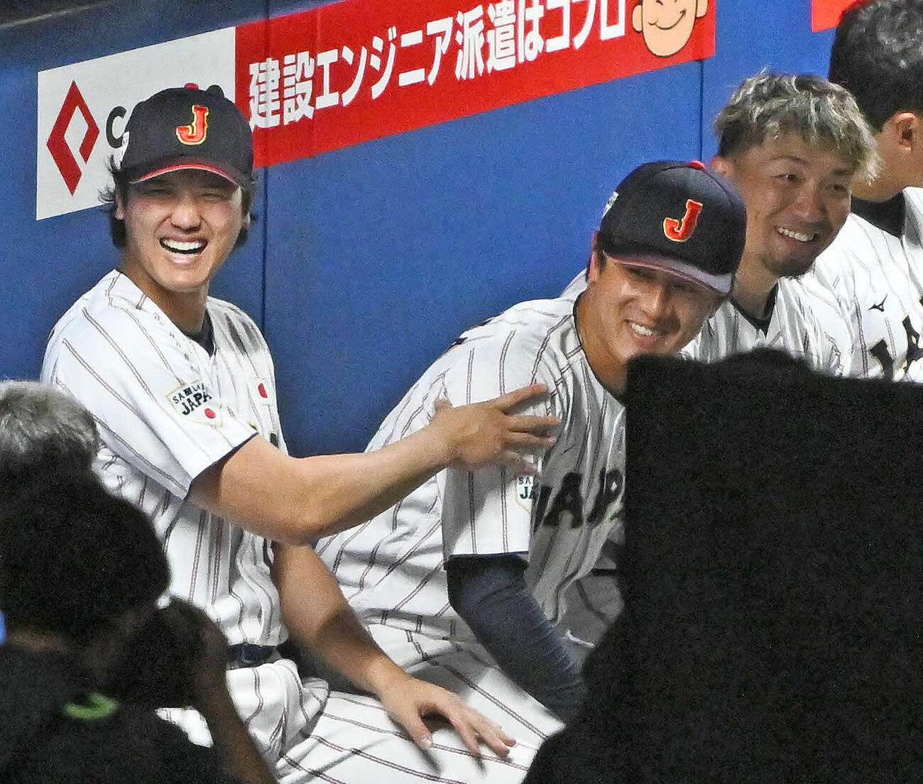 日本対中日　試合前にベンチで笑顔の、左から大谷、北山、鈴木（撮影・滝沢徹郎）