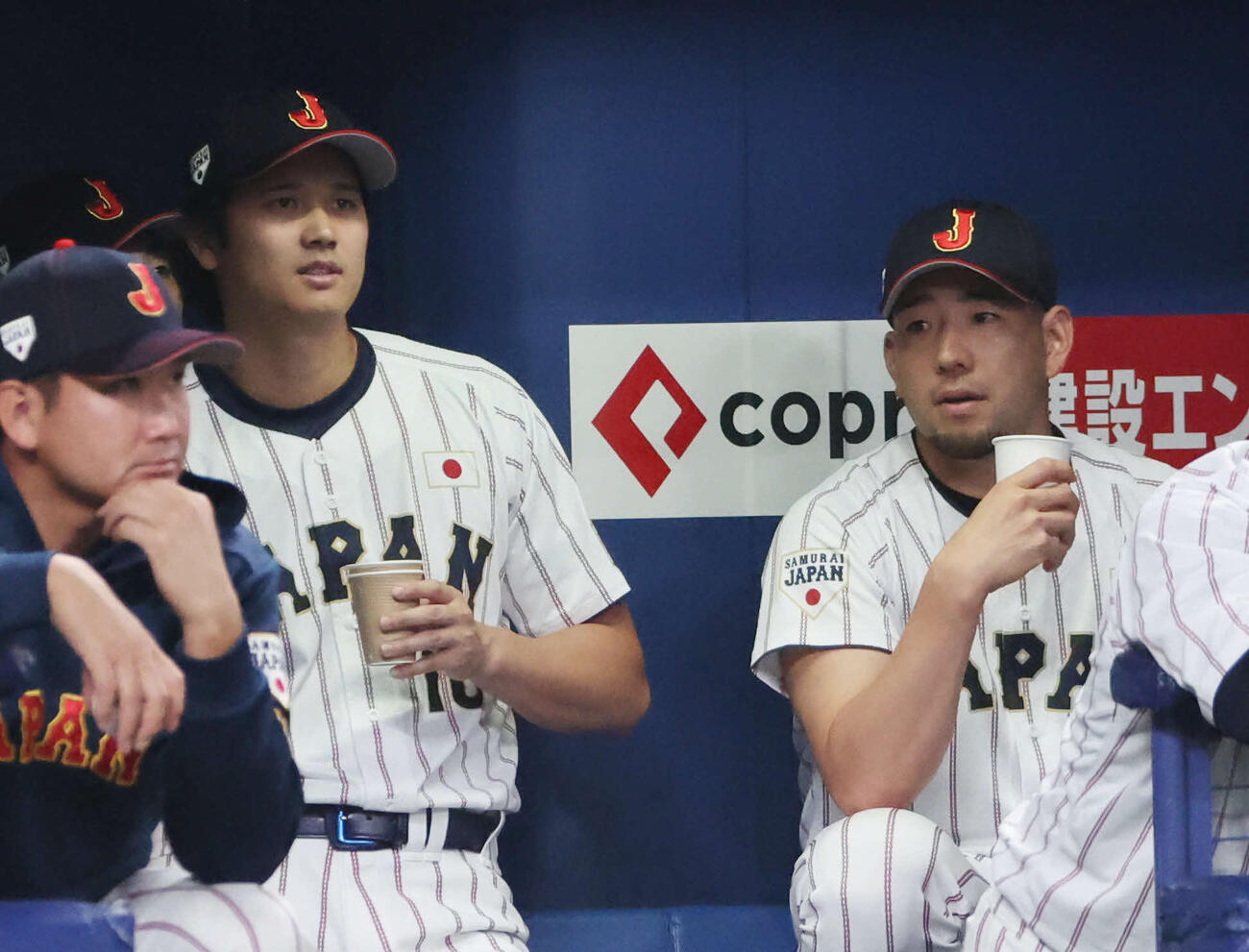 日本対中日　ドリンクを飲みながら試合を見る大谷と菊池（撮影・西尾就之）
