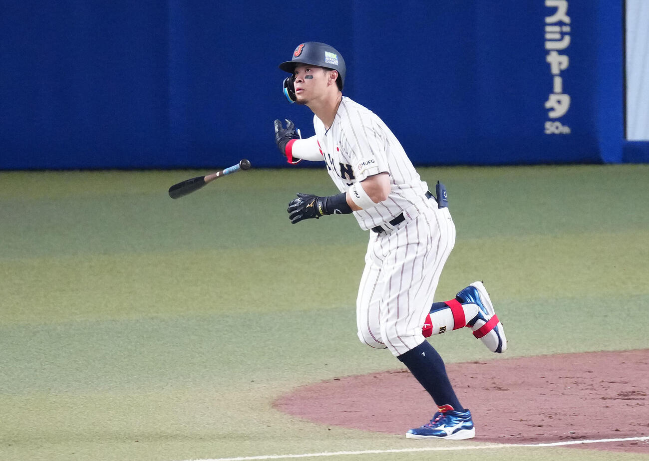 日本対中日　1回裏日本1死一、二塁、先制の3点本塁打を放つ佐藤。投手柳（撮影・垰建太）