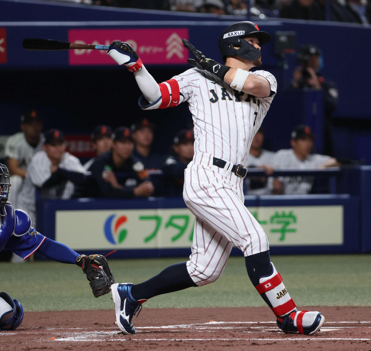 日本対中日　1回裏日本1死一、二塁、佐藤は右越え本塁打を放つ（撮影・西尾就之）