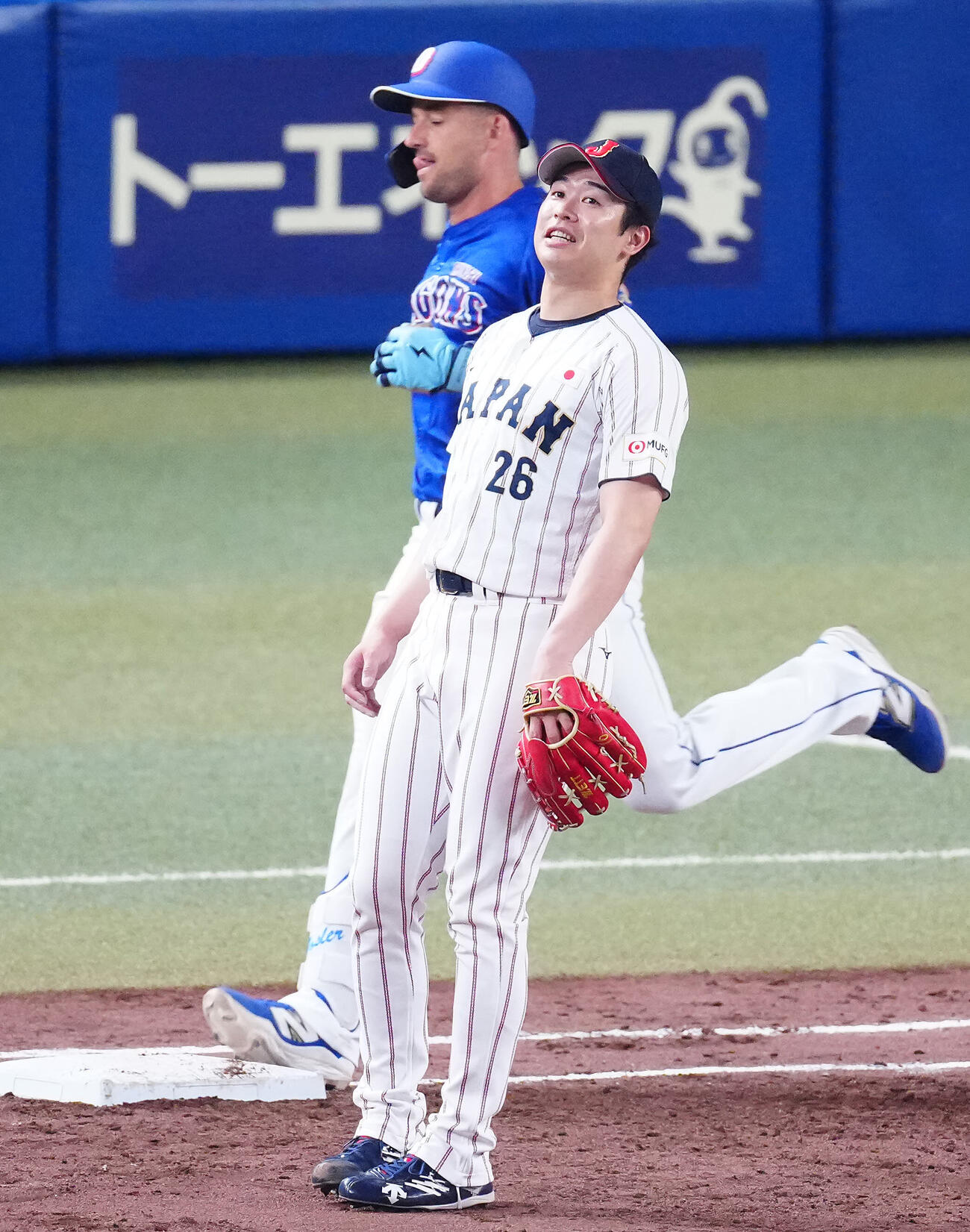 日本対中日　4回表中日の攻撃を無失点に抑え笑顔を見せる種市（撮影・垰建太）