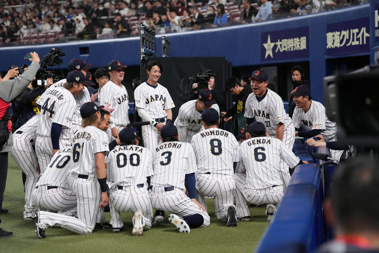 日本対中日　円陣を組む日本の選手たち（撮影・井上学）