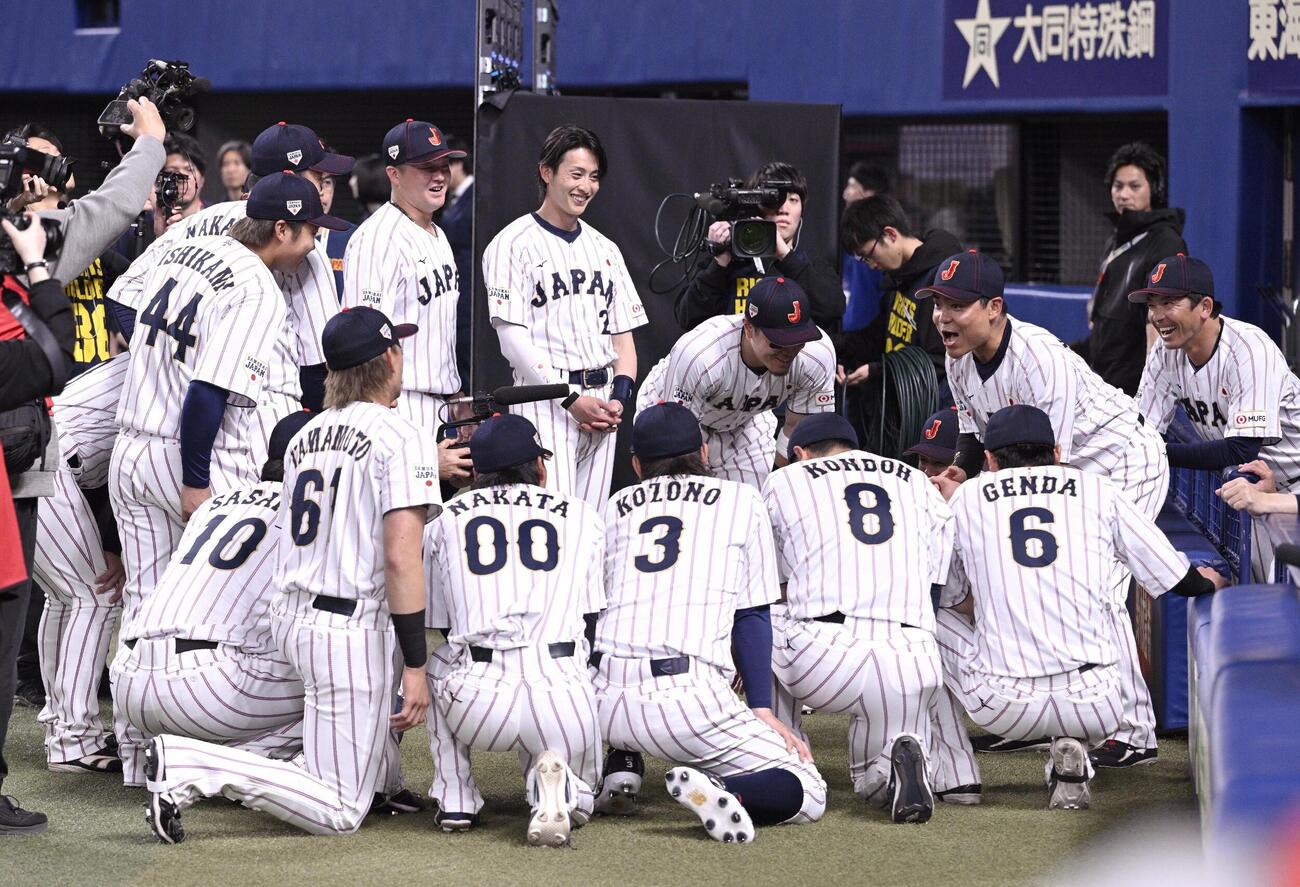 試合前に円陣を組む日本代表の選手ら（共同）
