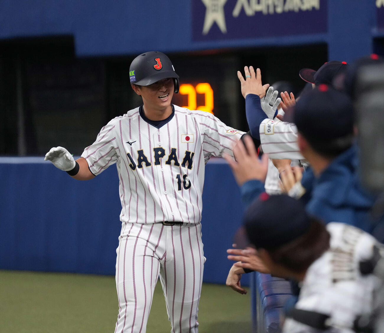 日本対中日　2回裏日本2死、左越え本塁打を放ち生還する佐々木（撮影・井上学）
