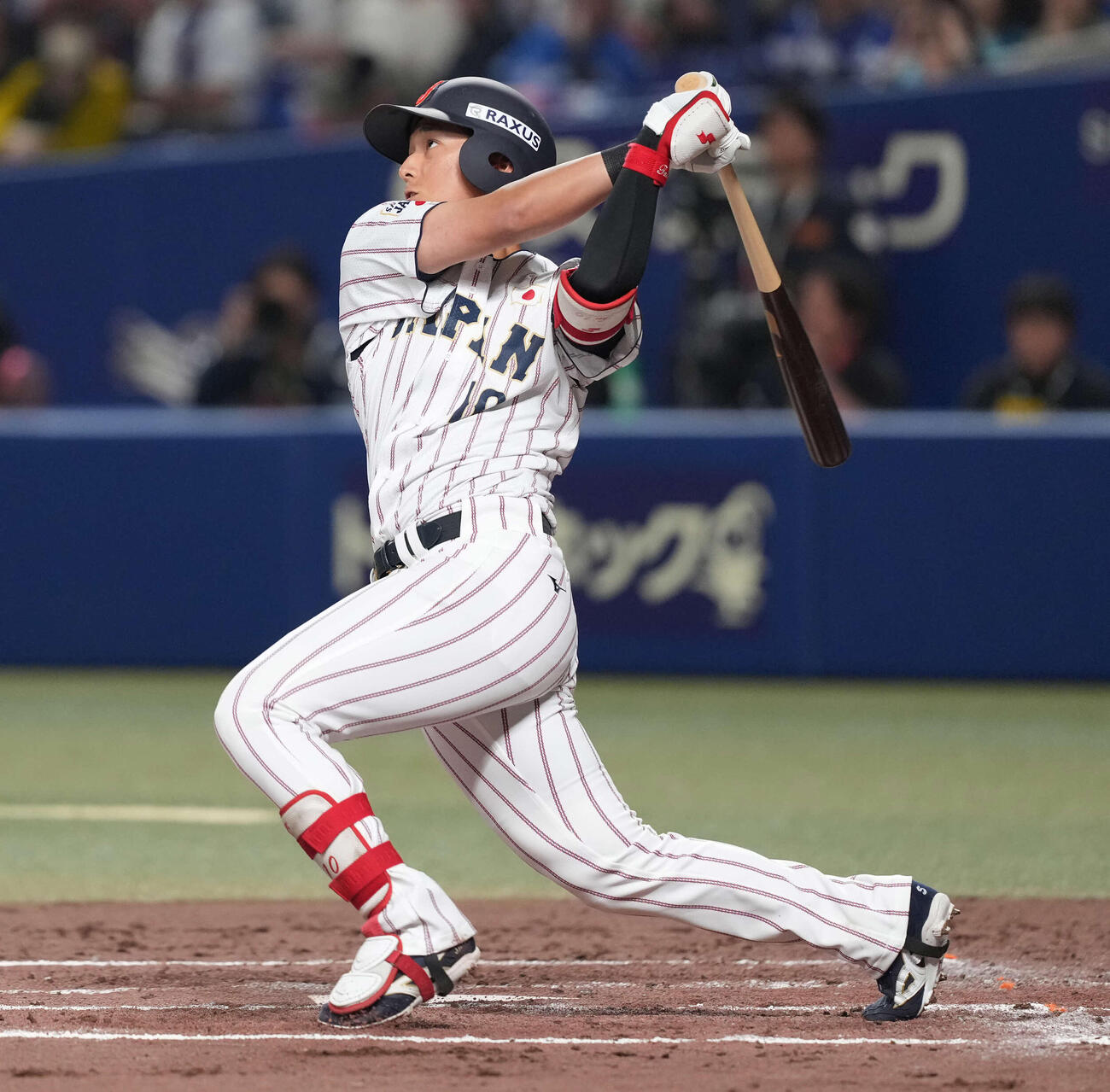 日本対中日　2回裏日本2死、左越え本塁打を放つ佐々木（撮影・井上学）