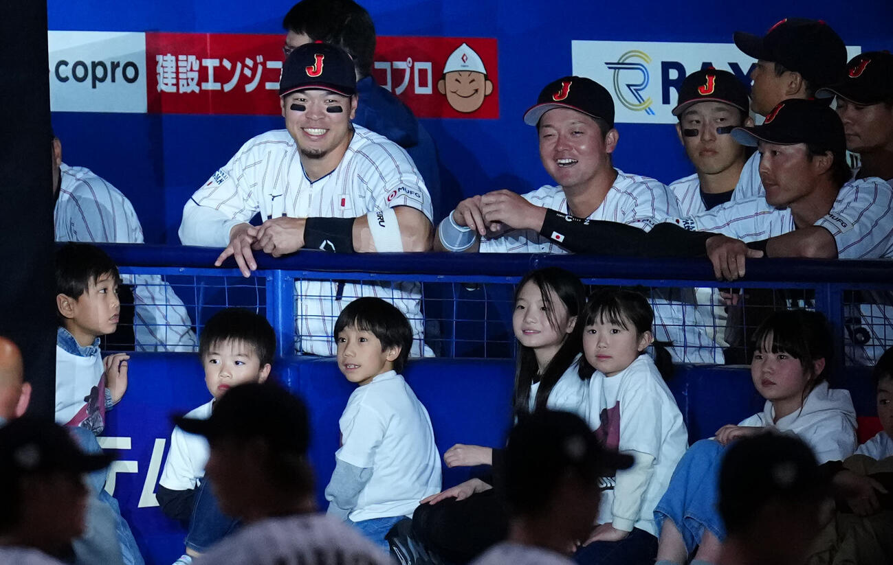 日本対中日　試合前、子どもたちと笑顔を見せる佐藤（左）と牧（撮影・垰建太）