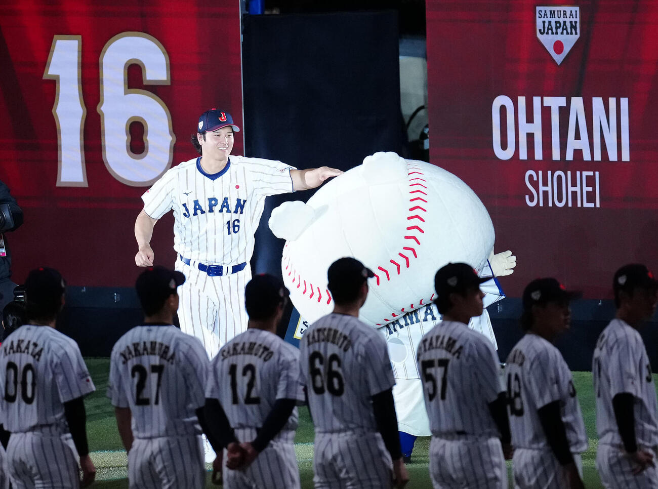 日本対中日　試合前、選手紹介で登場する大谷（撮影・垰建太）