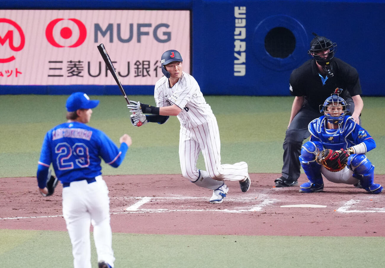 日本対中日　7回裏日本無死、左前打を放つ源田。投手松木平（撮影・垰建太）