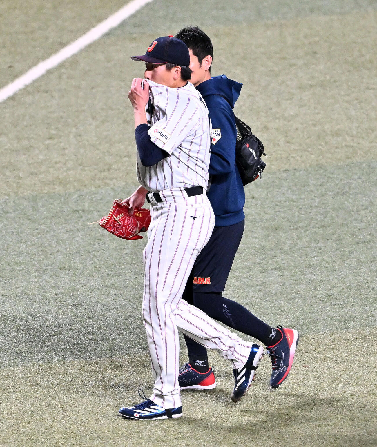 日本対中日　9回表途中、アクシデントで降板する大勢（撮影・滝沢徹郎）