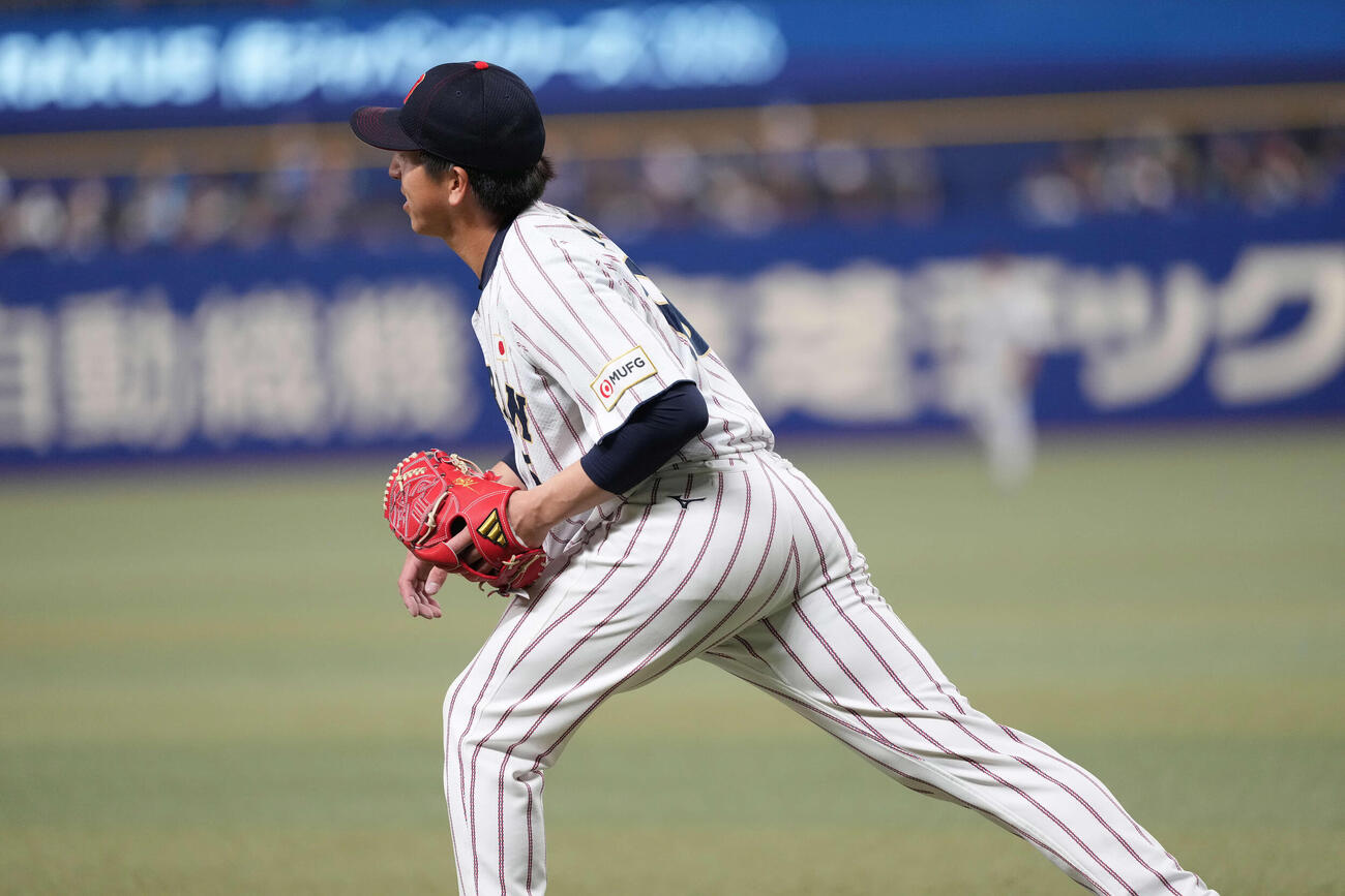 日本対中日　9回、ストレッチする大勢（撮影・井上学）
