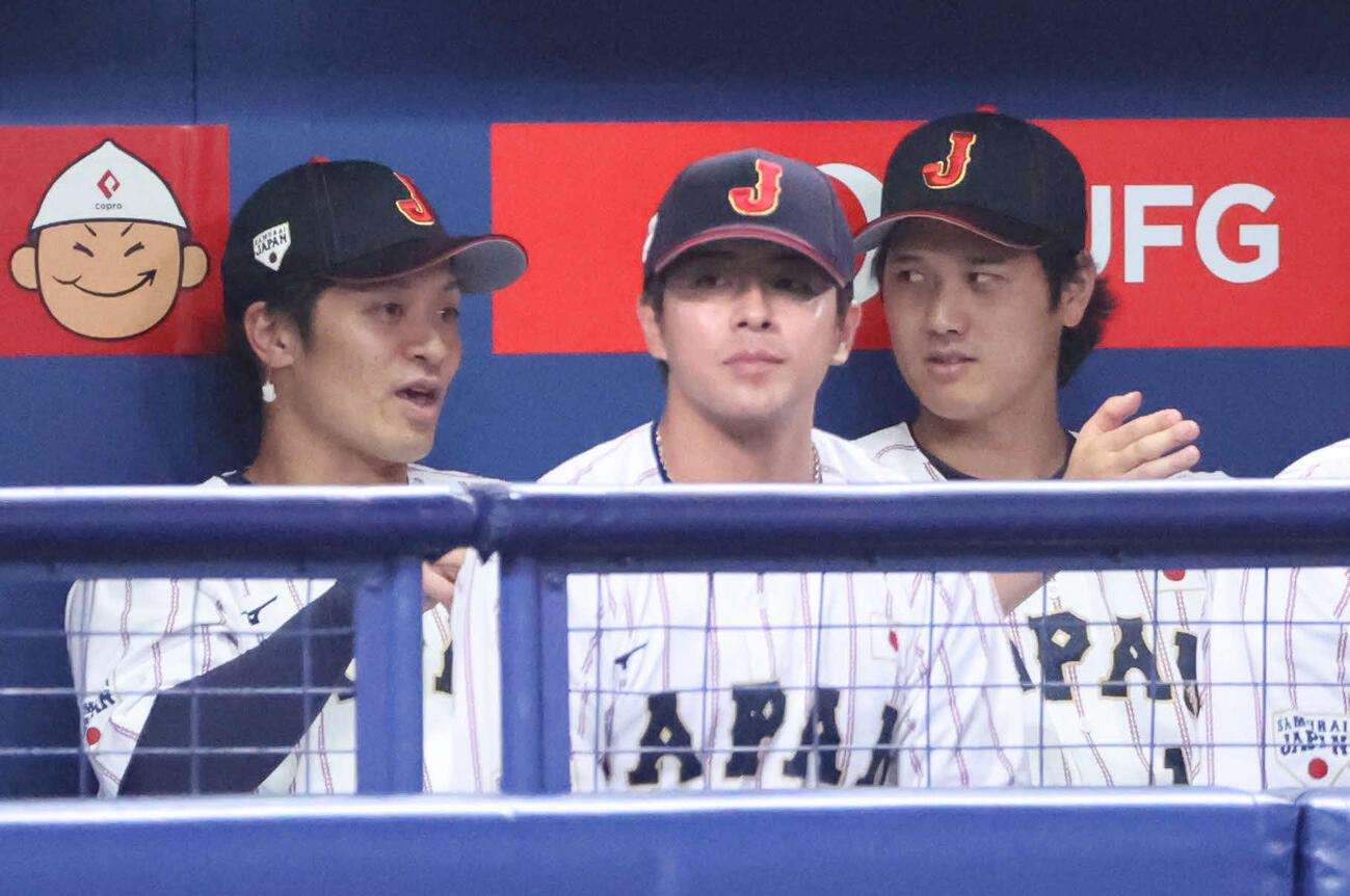 日本対中日　ベンチで話す坂本と大谷（撮影・西尾就之）