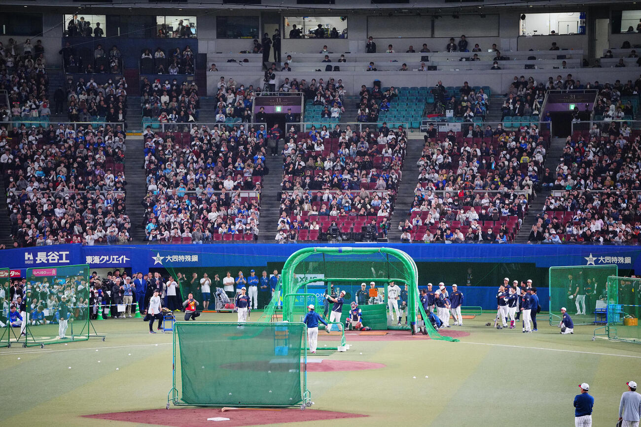日本対中日　試合前、フリー打撃を行う大谷（撮影・垰建太）