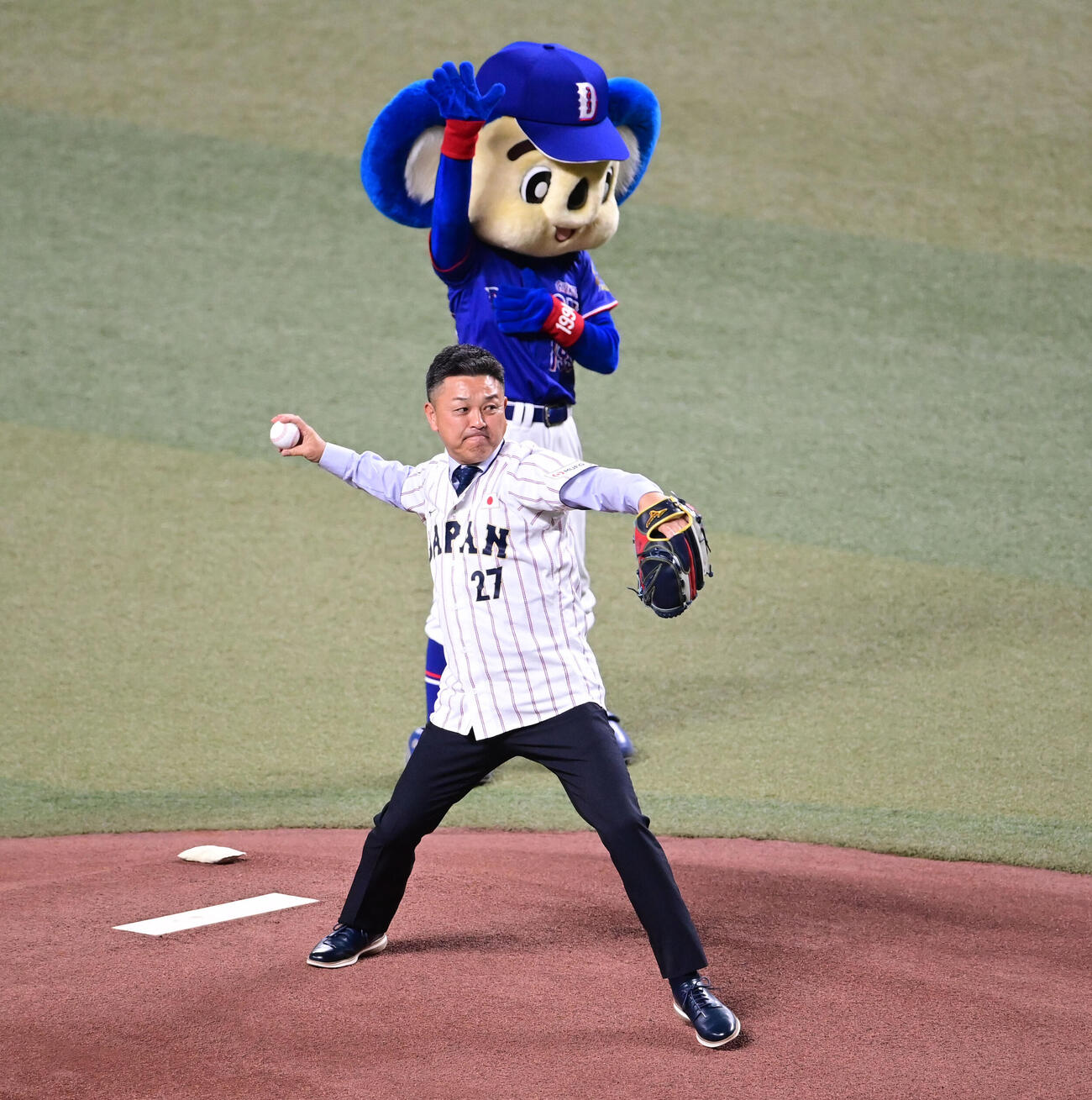 日本対中日　試合前、始球式を行う谷繁元信氏（撮影・森本幸一）