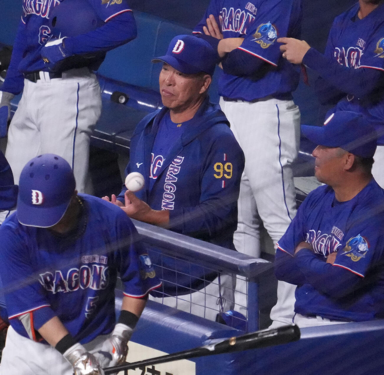 日本対中日　9回表中日2死一、二塁、井上監督（中央）はグラウンドを見つめる（撮影・森本幸一）