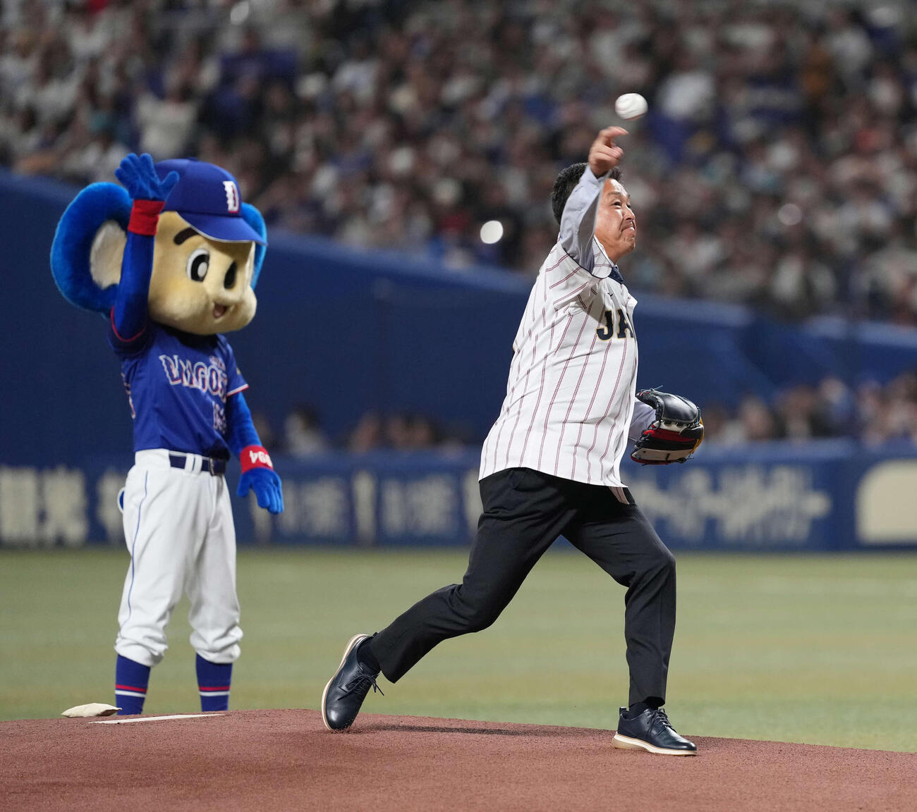 日本対中日　始球式に登場した谷繁元信氏（撮影・井上学））