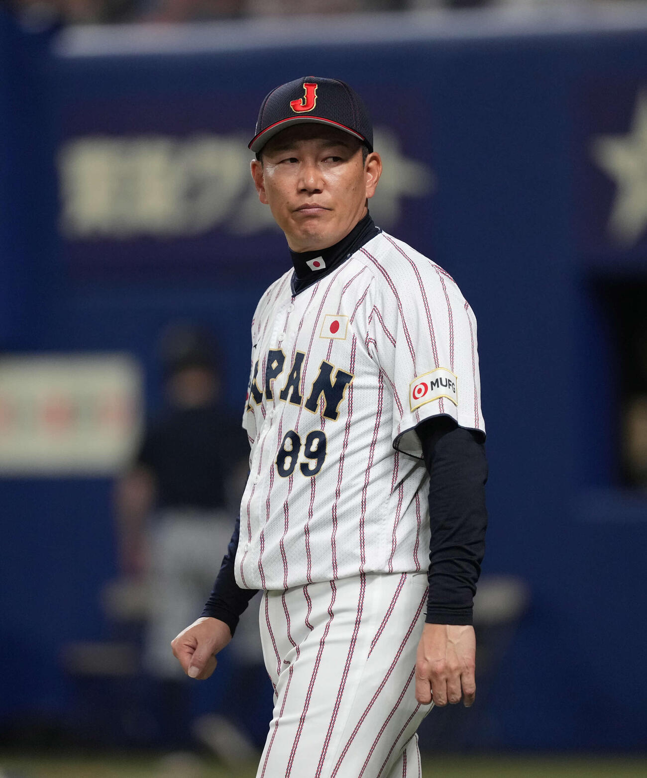 日本対中日　選手交代を告げる井端監督（撮影・井上学）