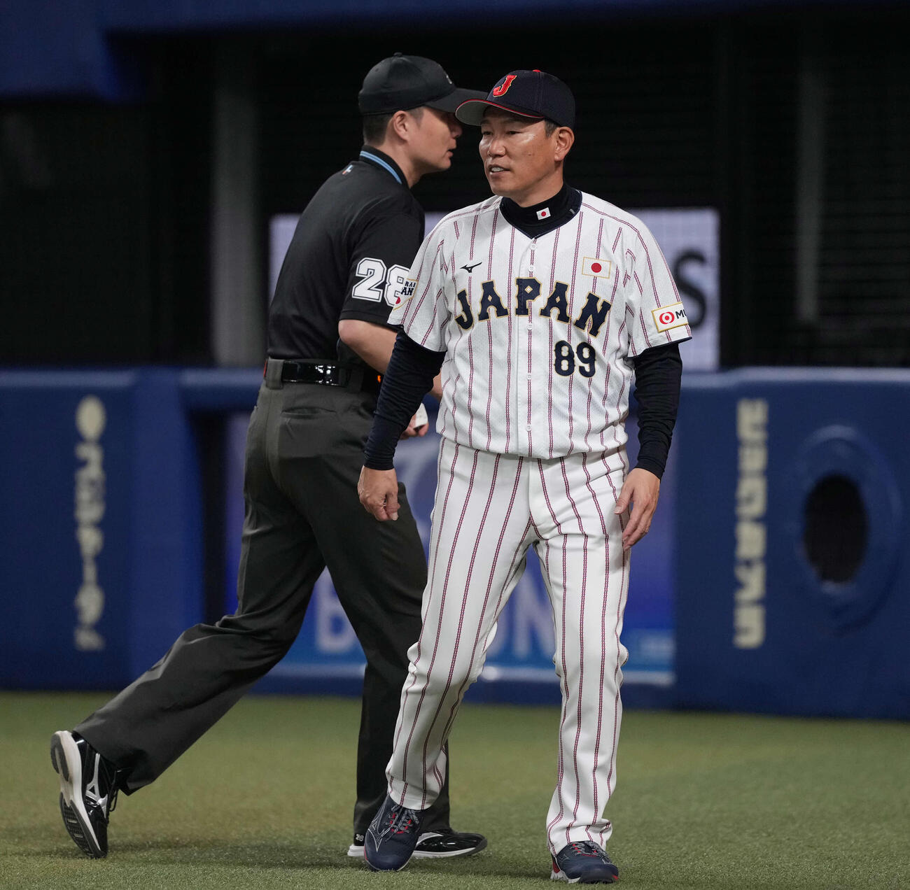 日本対中日　選手交代を告げる井端監督（撮影・井上学）