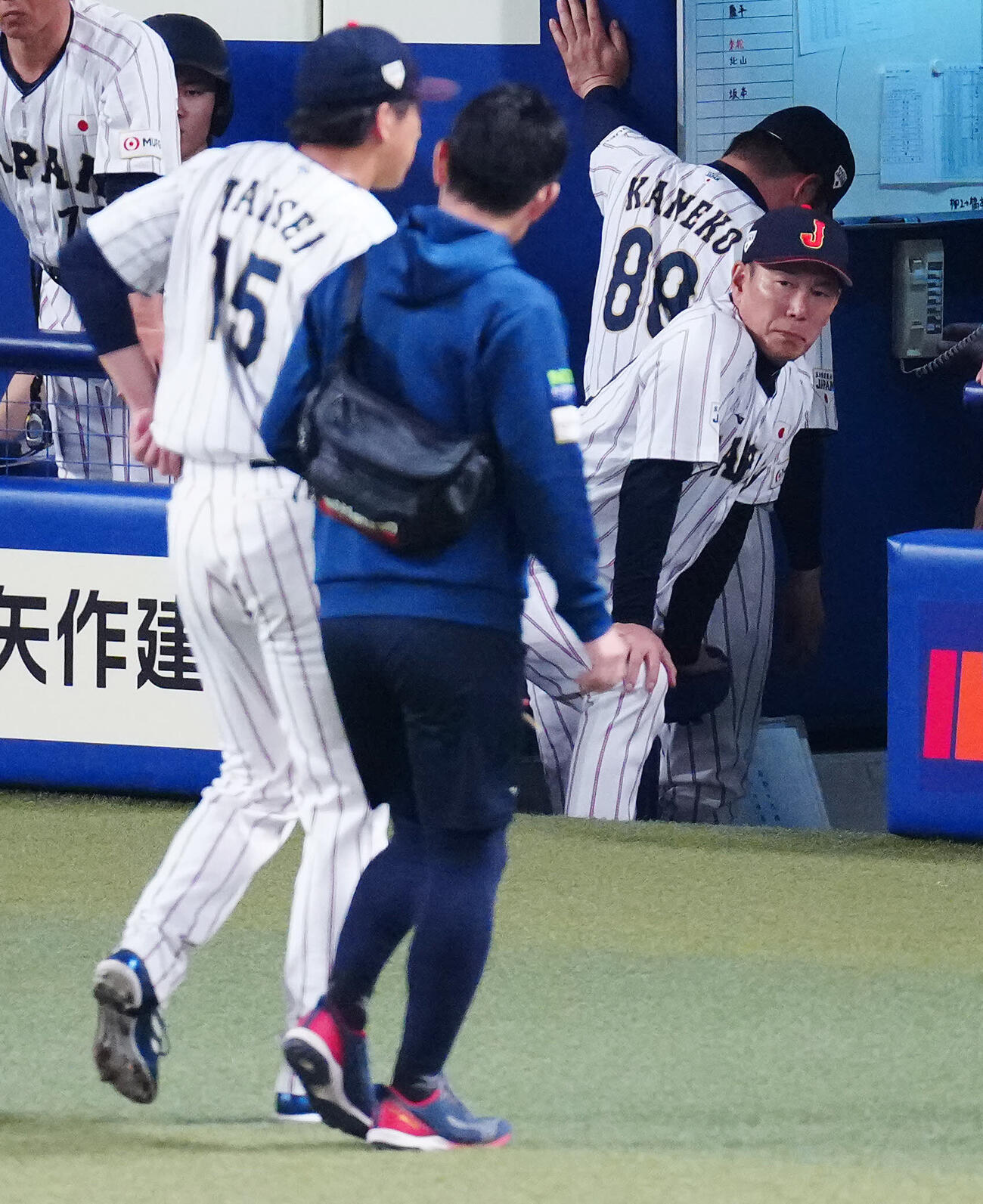 日本対中日　9回表中日2死一、二塁、状態確認のためベンチに下がる大勢（手前左）を心配そうに見つめる井端監督（撮影・垰建太）