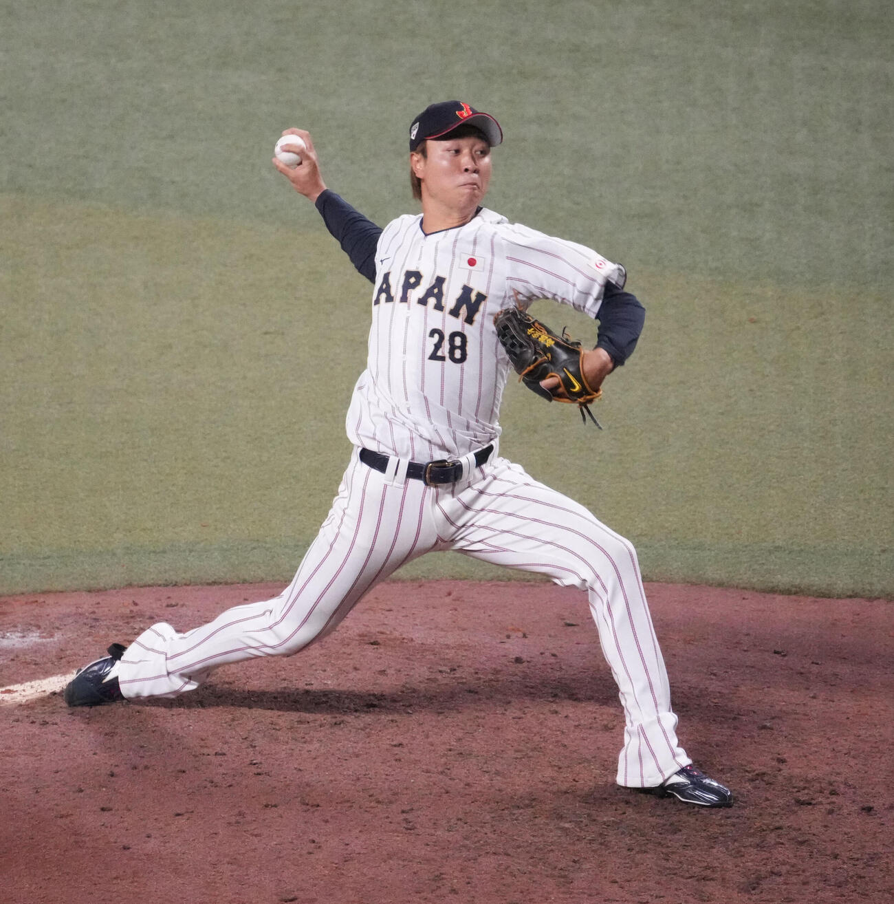 日本対中日　9回表中日2死一、二塁、日本7番手で登板する高橋（撮影・森本幸一）
