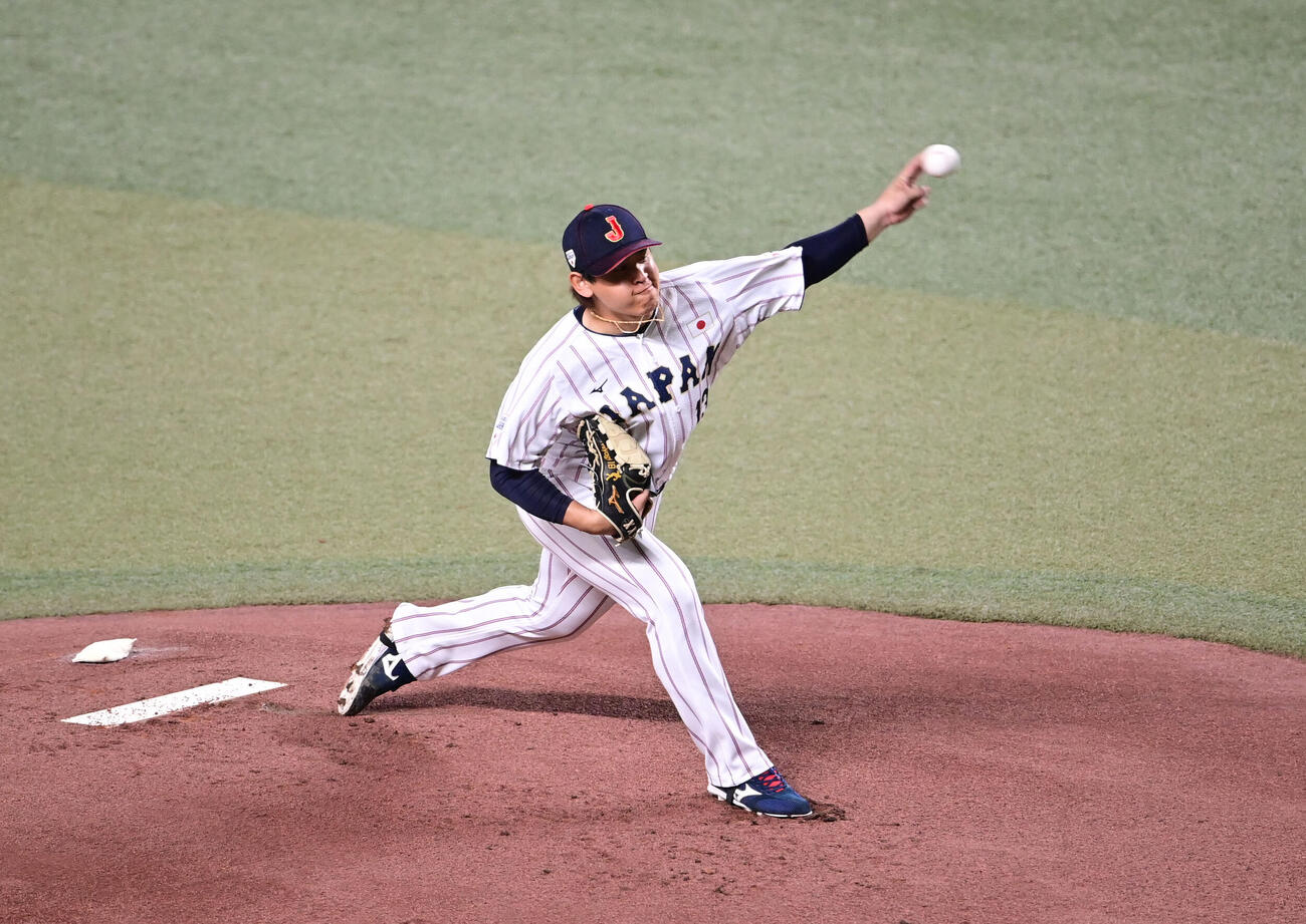 日本対中日　1回表、登板する日本先発の宮城（撮影・森本幸一）