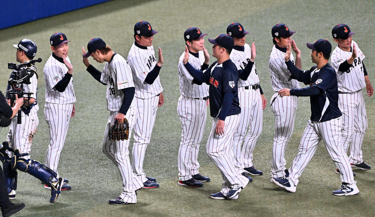日本対中日　試合後、選手を迎える侍ジャパン井端監督（左から2人目）（撮影・滝沢徹郎）