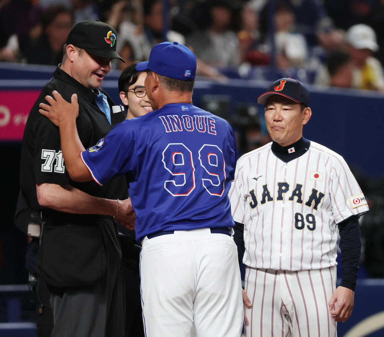 日本対中日　メンバー表交換でベーカー球審（左）は中日井上監督、侍ジャパン井端監督と話す（撮影・西尾就之）
