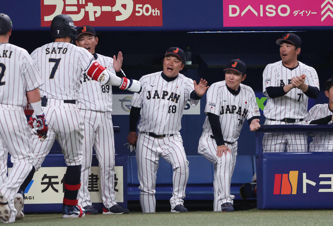 日本対中日　1回裏日本1死一、二塁、本塁打を放った佐藤をベンチで迎える井端監督（撮影・西尾就之）