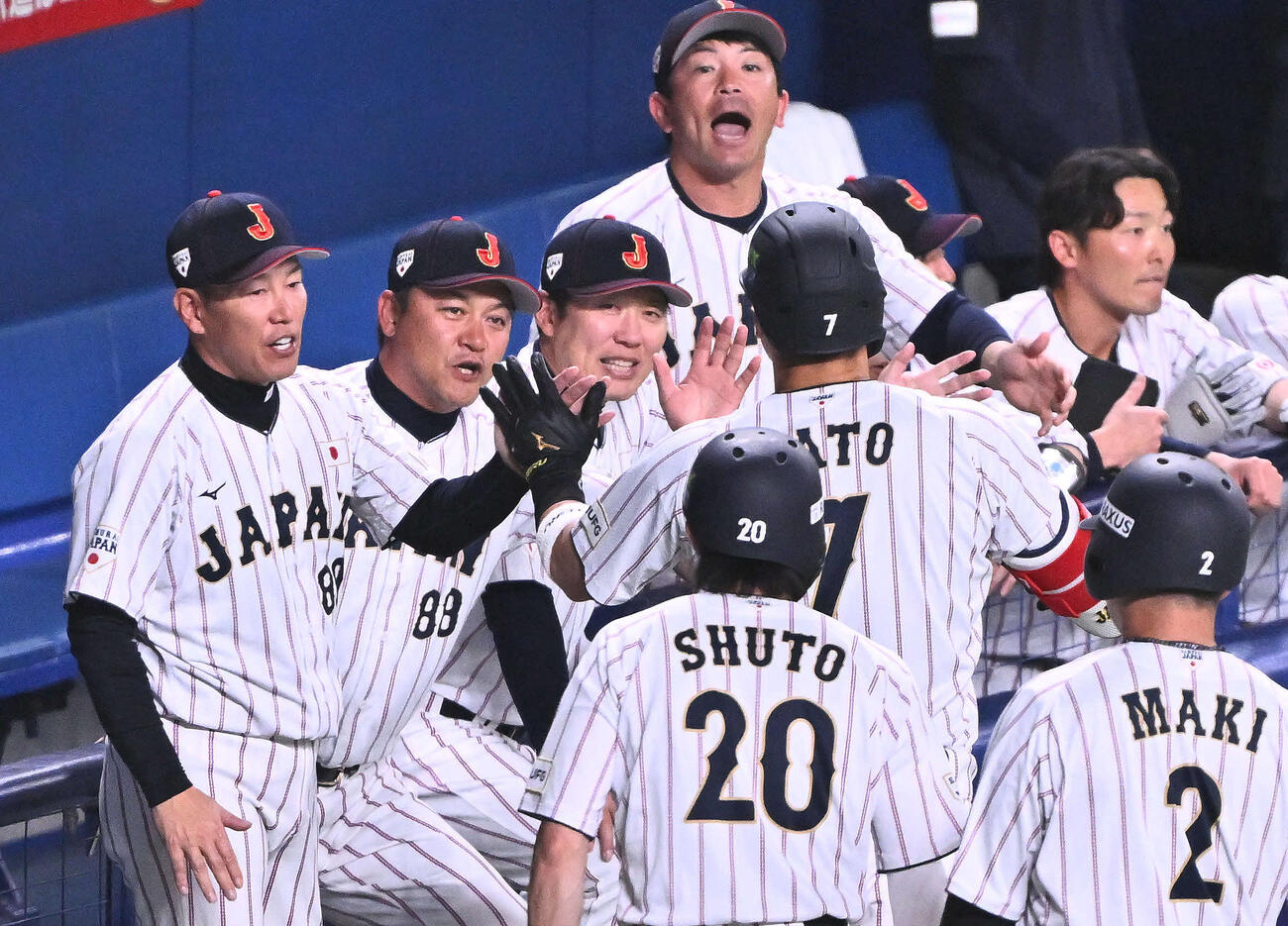 日本対中日　1回裏日本1死一、二塁、井端監督（左）は先制3点本塁打を放った佐藤とタッチを交わす（撮影・滝沢徹郎）