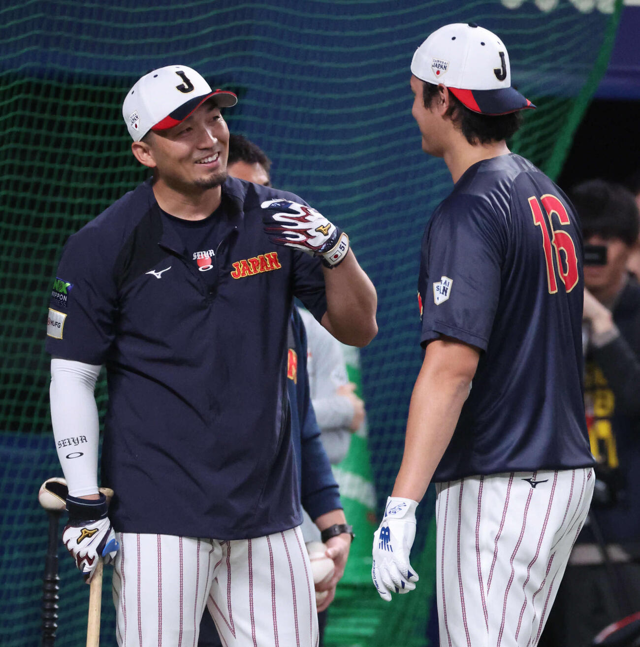 日本対中日　試合前、鈴木と話す大谷（撮影・西尾就之）
