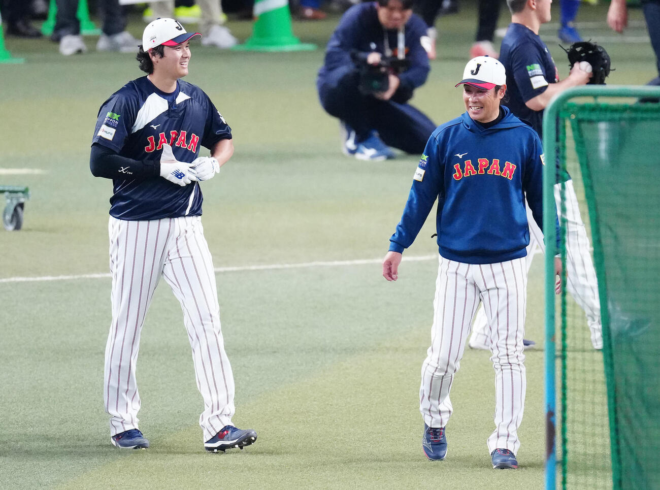 日本対中日　試合前、フリー打撃を終えた大谷（左）は打撃投手を務めた亀井コーチと笑顔で談笑する（撮影・垰建太）