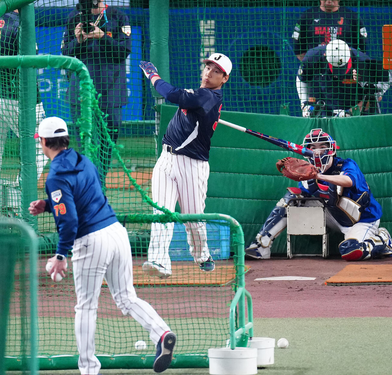 日本対中日　試合前、フリー打撃を行う吉田（撮影・垰建太）
