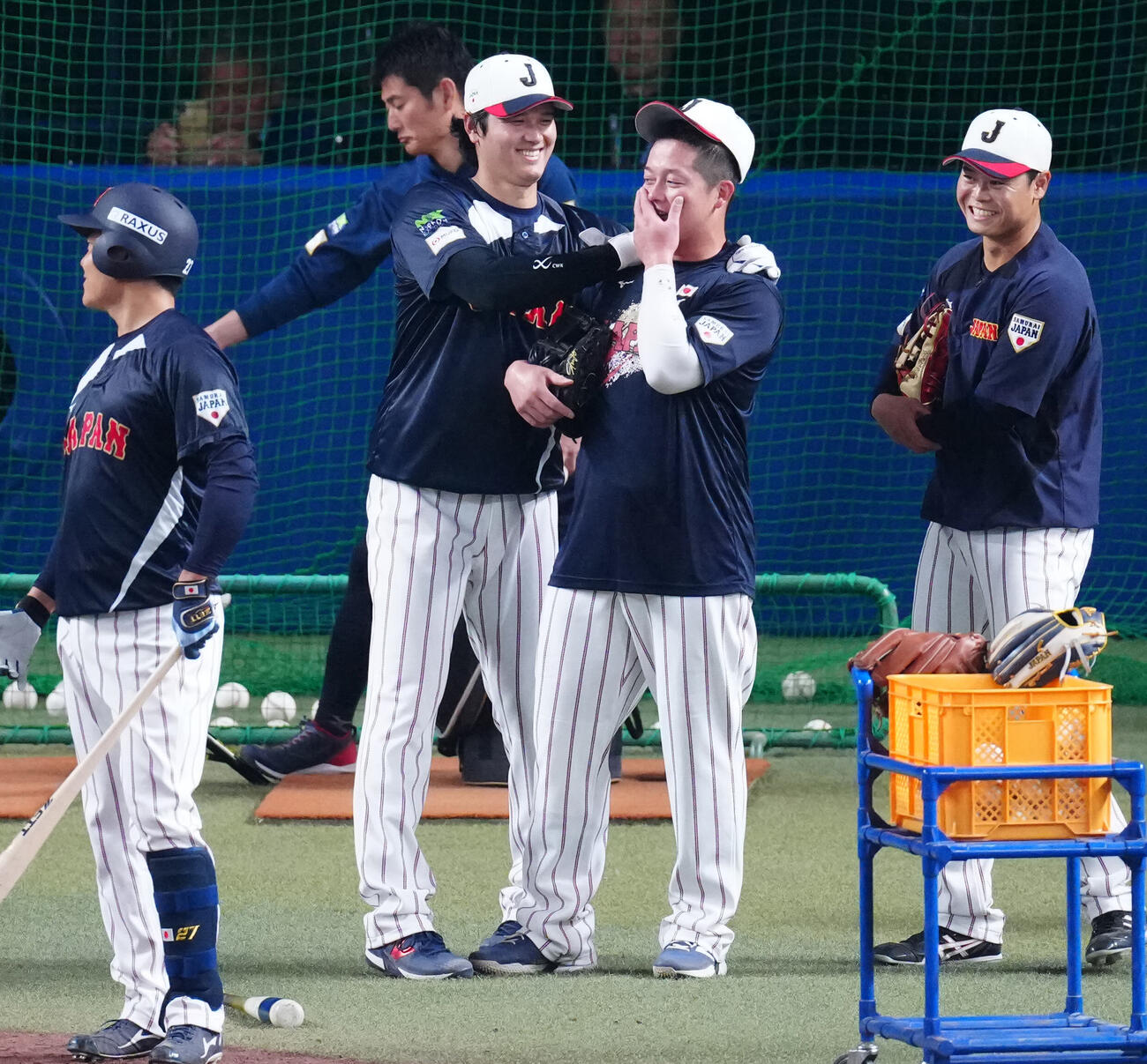 日本対中日　試合前、打撃練習前に牧（中央右）とじゃれ合う大谷（撮影・垰建太）