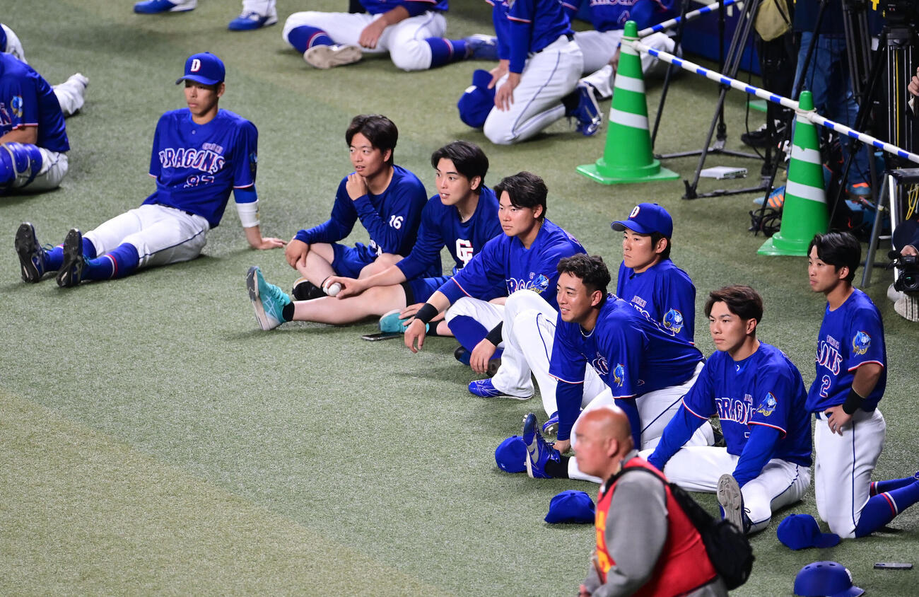 日本対中日　試合前、大谷翔平の打撃練習を見つめる中日ナイン左から樋口、桜井、中西、村松、鵜飼、上林、福永、田中（撮影・森本幸一）