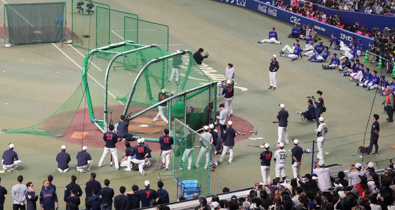 日本対中日　試合前、大谷の打撃練習を見つめる両チームナイン（撮影・森本幸一）